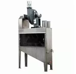 Wet filter for dedusting disc cabins and spraying cabins.