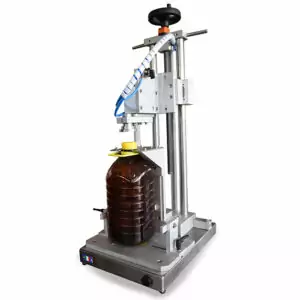 Tappatore da banco per taniche