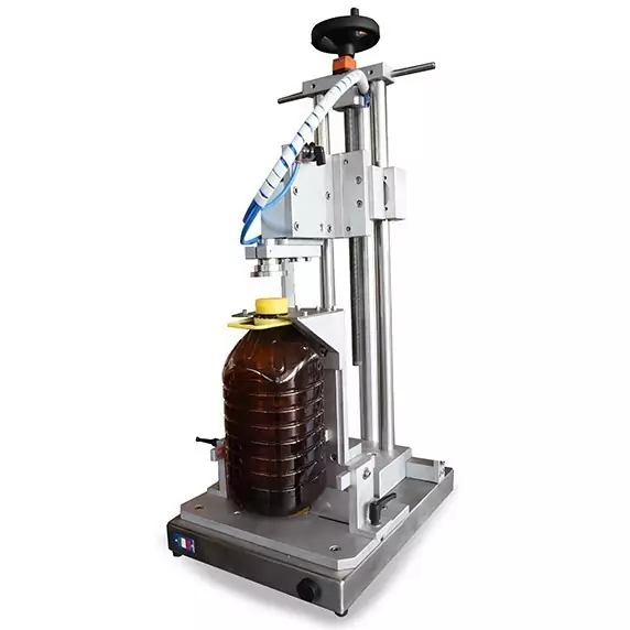 Tappatore da banco per taniche